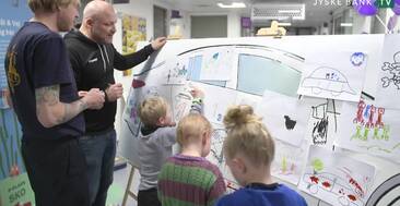 Kræftramte børn dekorerer fabriksny Mercedes AMG til Sportscar Event